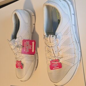 NEW Skechers WIDE WIDTH White- Air Cooled Memory Foam Sneakers SIZE 9